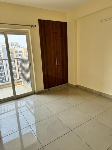 Room in 3.5 BHK Apartment at Panchsheel Greens II, Sector 16 Greater Noida – for Rent
