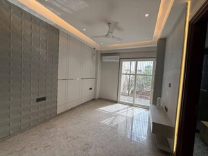 Room in 5 BHK Apartment at Green Wood City, Sector 45 – for Sale