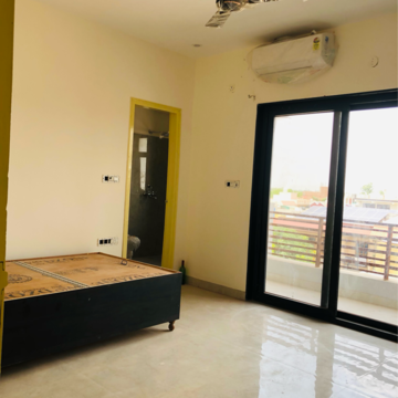Room in 3.5 BHK Builder Floor at Sector 21 – for Rent