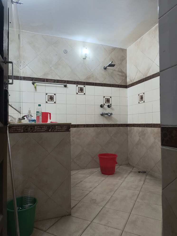 Bathroom, sarita vihar 2 Bedroom 1300 Sq.Ft. Apartment In Sarita Vihar Delhi 8783644