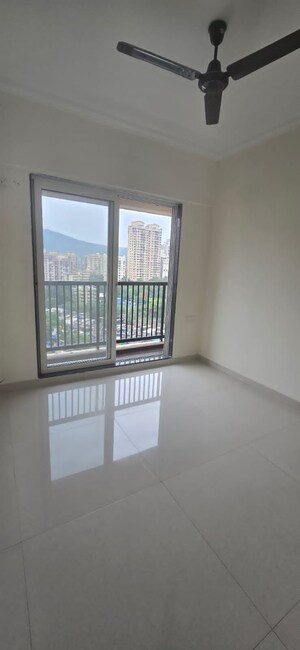 Room in 3 BHK Apartment at Kalpataru Parkcity, Kolshet Road – for Sale