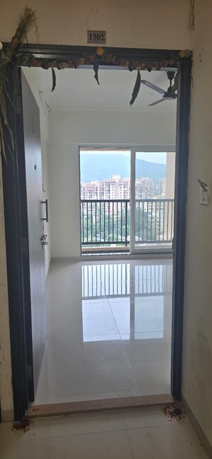 Room in 3 BHK Apartment at Kalpataru Parkcity, Kolshet Road – for Sale