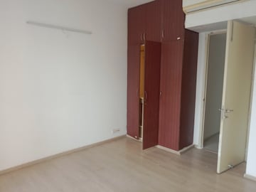 Room in 3.5 BHK Apartment at Ireo Uptown, Sector 66 – for Rent