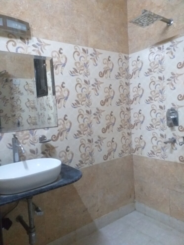 Bathroom, old rajinder nagar 2 Bedroom 1180 Sq.Ft. Builder Floor In Old Rajinder Nagar Delhi 8783910