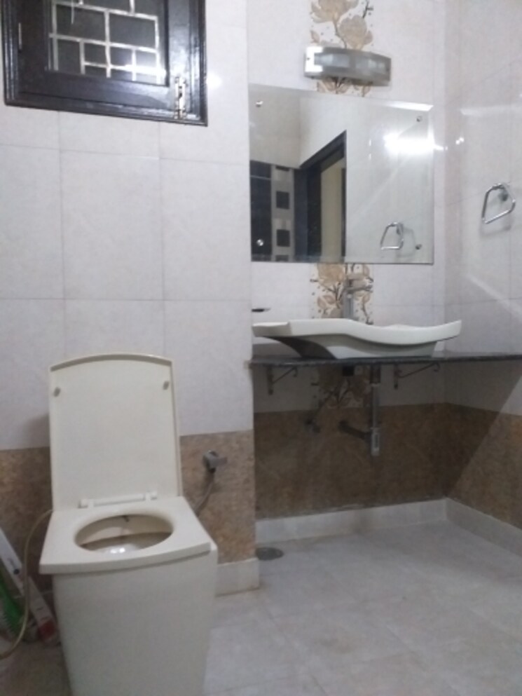 Bathroom, old rajinder nagar 2 Bedroom 1180 Sq.Ft. Builder Floor In Old Rajinder Nagar Delhi 8783910