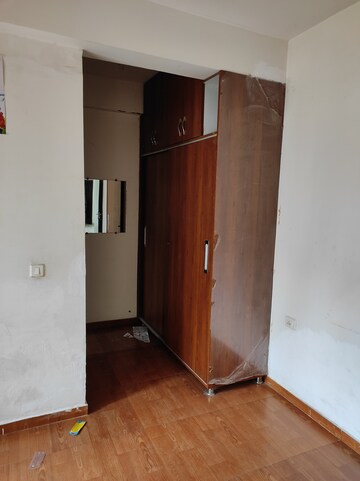 Furnished Amenities in 3.5 BHK Apartment at Kingswood Court, Sain Vihar – for Rent