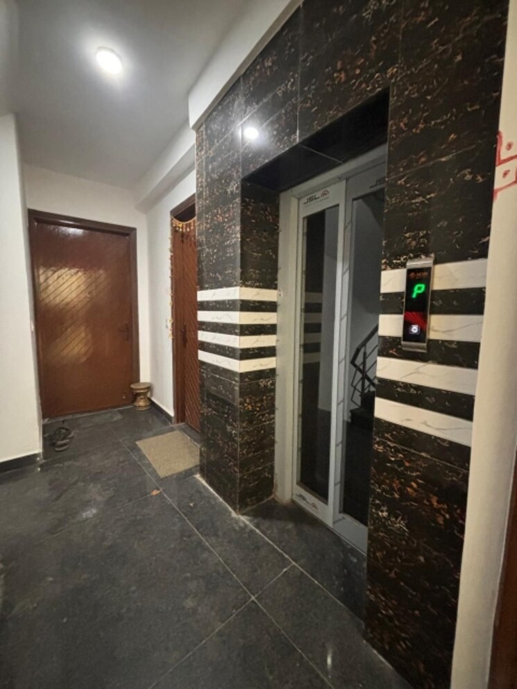  Parking, saket 3 Bedroom 1450 Sq.Ft. Builder Floor In Saket Delhi 8783887