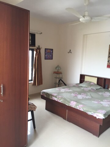 Bedroom in 2.5 BHK Apartment at Dosti Lotus, Wadala – for Rent