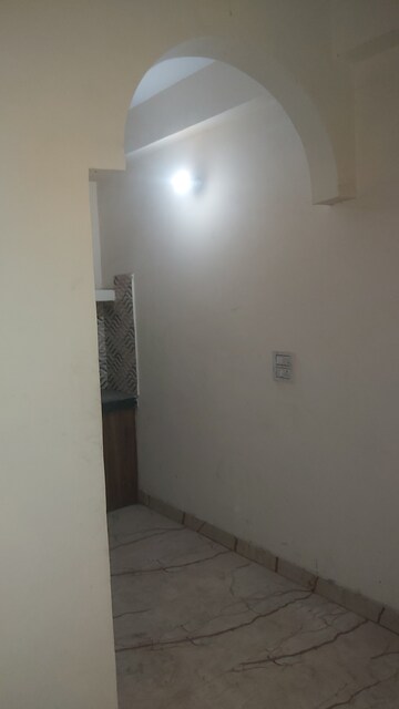 Furnished Amenities in 2.5 BHK Builder Floor at Mayur Vihar – for Rent