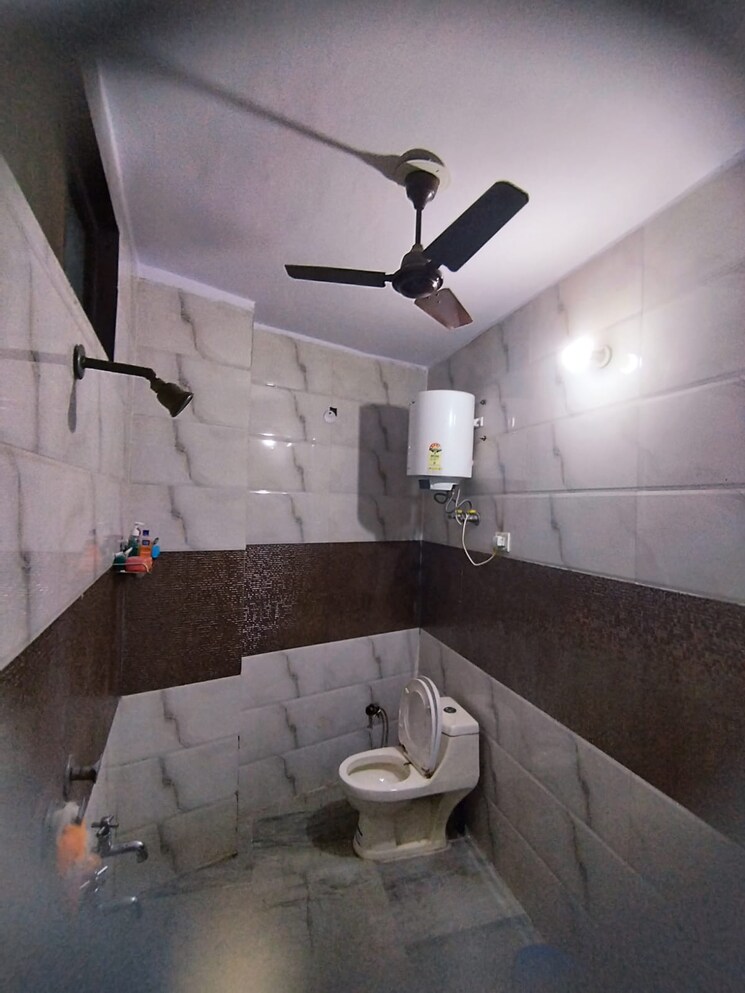 Bathroom, mansarover garden 2 Bedroom 110 Sq.Yd. Builder Floor In Mansarover Garden Delhi 8784032