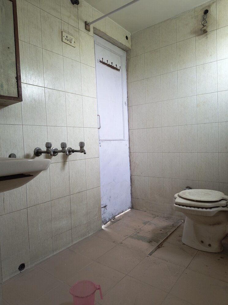 Bathroom, sarita-vihar-pocket-j-rwa 1 RK 325 Sq.Ft. Apartment In Sarita Vihar Delhi 8784098