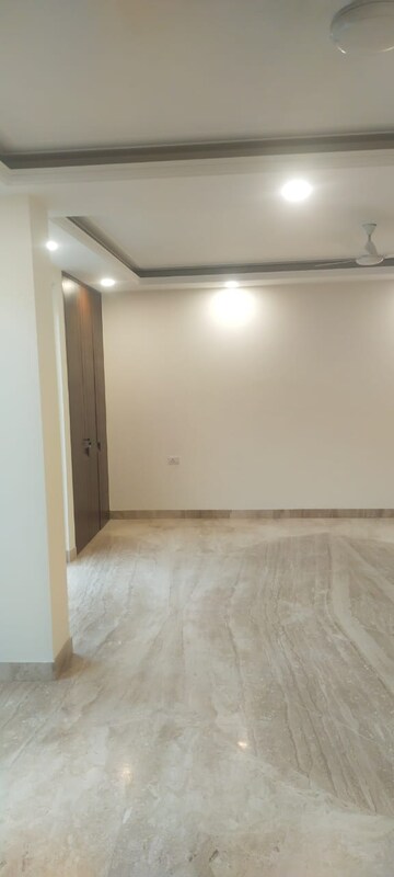 Room in 4 BHK Builder Floor at Sarvapriya Vihar – for Rent