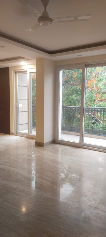 Room in 4 BHK Builder Floor at Sarvapriya Vihar – for Rent
