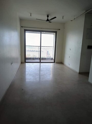 Room in 2 BHK Apartment at Kalpataru Paramount B, Kapur Bawdi – for Rent