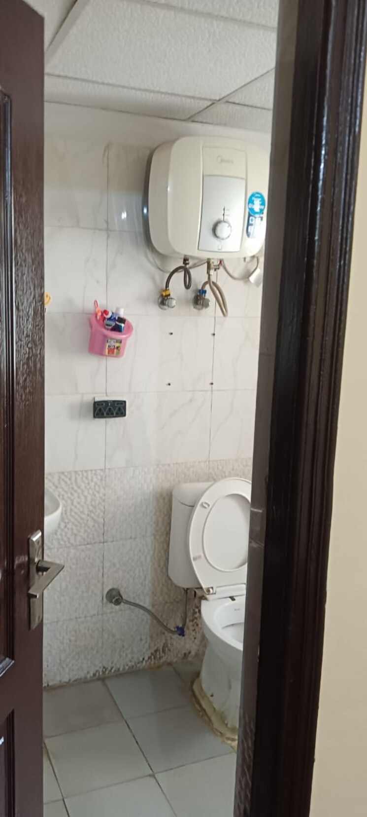 Bathroom, aims-golf-city 3 Bedroom 1350 Sq.Ft. Apartment In Sector 75 Noida 8784153