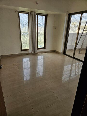 Room in 2 BHK Apartment at Mulund West – for Rent