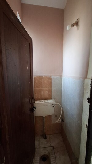 Bathroom in 1.5 BHK Apartment at Sector 10 Greater Noida – for Sale
