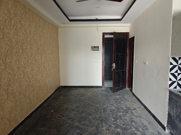 Room, sector 73 2 Bedroom 1000 Sq.Ft. Builder Floor In Sector 73 Noida 8784261