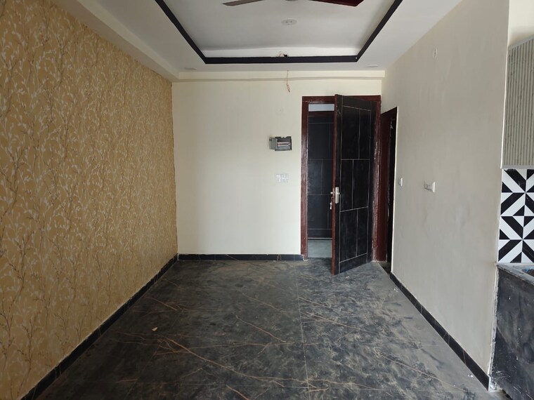 Room, sector 73 2 Bedroom 1000 Sq.Ft. Builder Floor In Sector 73 Noida 8784261