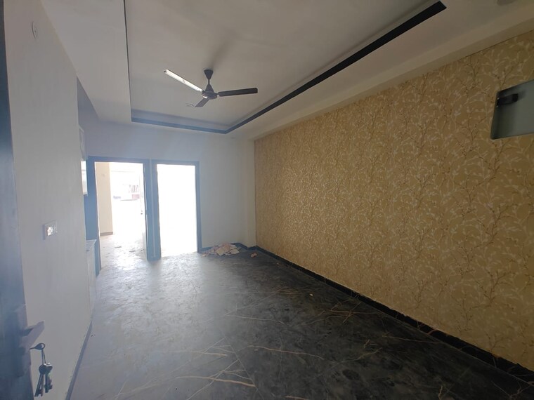 Room, sector 73 2 Bedroom 1000 Sq.Ft. Builder Floor In Sector 73 Noida 8784261