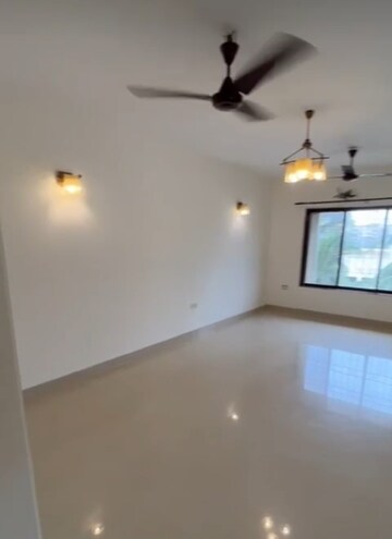 Room in 4 BHK Apartment at Rushi Tower, Andheri West – for Rent