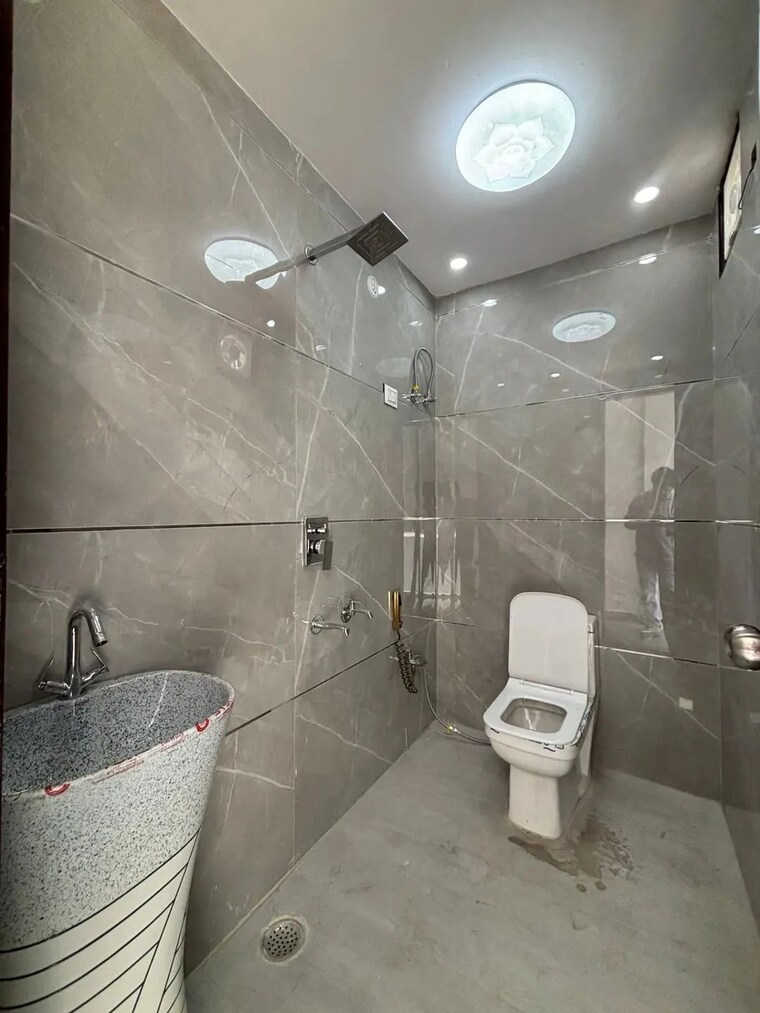 Bathroom, sa-homes-i 5 Bedroom 595 Sq.Ft. Independent House In Uttam Nagar Delhi 8784360