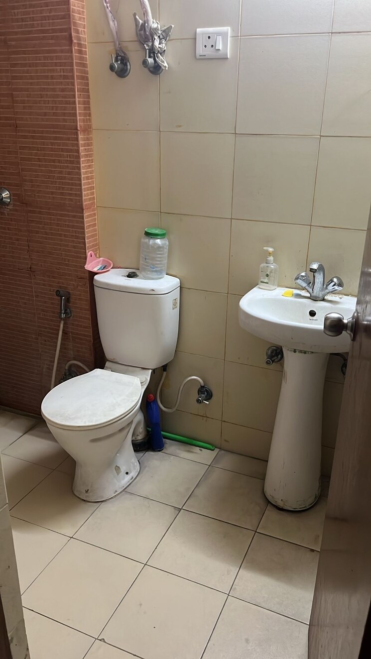 Bathroom, mahagun-mywoods 2.5 Bedroom 1110 Sq.Ft. Apartment In Sector 16c Greater Noida Greater Noida 8784499