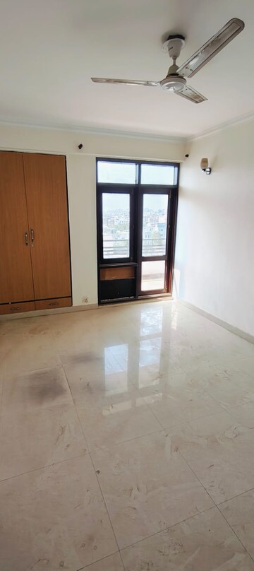Room in 3 BHK Apartment at Abhinandan CGHS, Sector 51 – for Rent