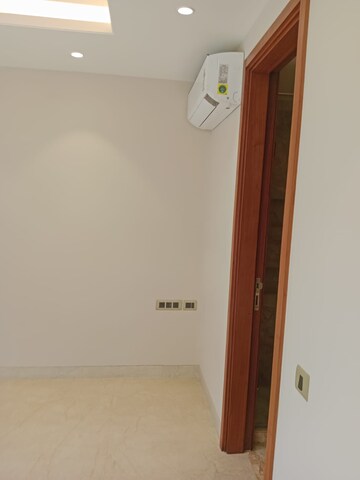 Furnished Amenities in 4 BHK Builder Floor at Navjeevan Vihar – for Sale