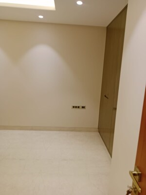 Room in 4 BHK Builder Floor at Navjeevan Vihar – for Sale