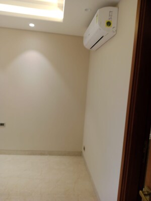 Room in 4 BHK Builder Floor at Navjeevan Vihar – for Sale