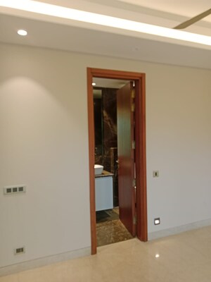 Room in 4 BHK Builder Floor at Navjeevan Vihar – for Sale