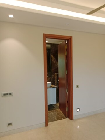 Room in 4 BHK Builder Floor at Navjeevan Vihar – for Sale
