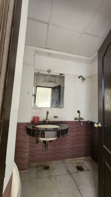 Bathroom in 3 BHK Apartment at Sethi Max City, Vaishali Sector 9 – for Rent