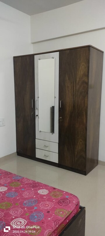 Room in 2 BHK Apartment at Gold Crest Apartment Chembur, Chembur – for Rent