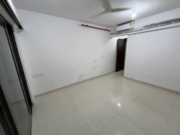 Room in 3 BHK Apartment at Piramal Sunteck Signia Waterfront, Airoli Sector 14 – for Rent