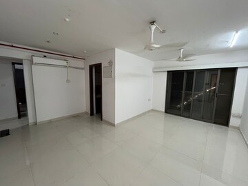 Room in 3 BHK Apartment at Piramal Sunteck Signia Waterfront, Airoli Sector 14 – for Rent