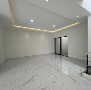 Room in 3.5 BHK Builder Floor at Sector 33 – for Sale