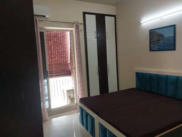 Room in 3 BHK Apartment at Mahagun Moderne, Sector 78 – for Rent