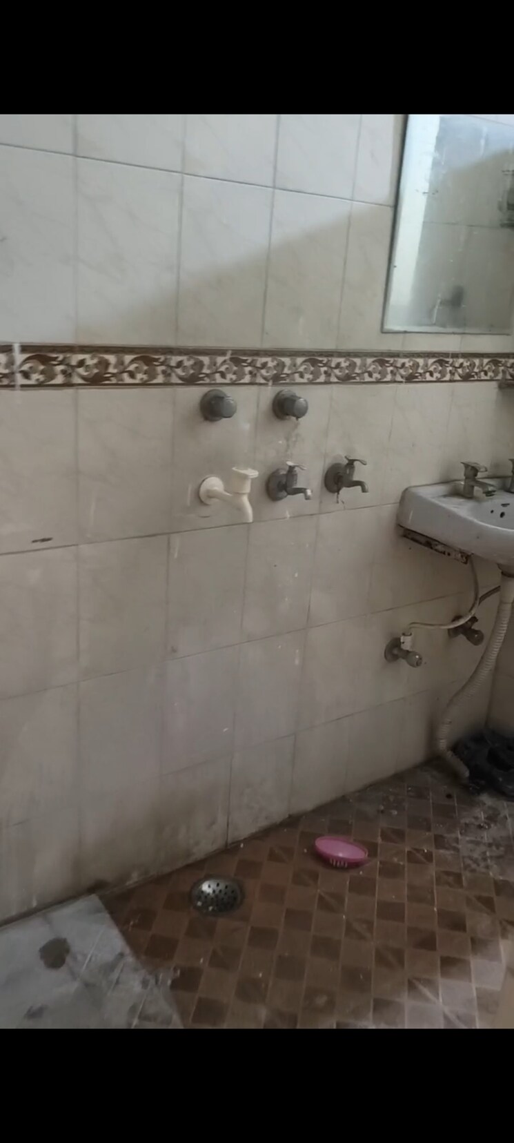Bathroom, gamma i greater noida 1 Bedroom 60 Sq.Mt. Independent House In Gamma I Greater Noida Greater Noida 8785121