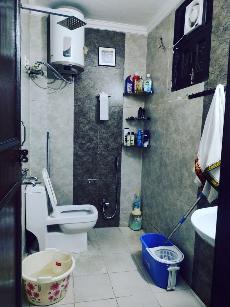 Bathroom, paryavaran complex 3 Bedroom 950 Sq.Ft. Builder Floor In Paryavaran Complex Delhi 8785310