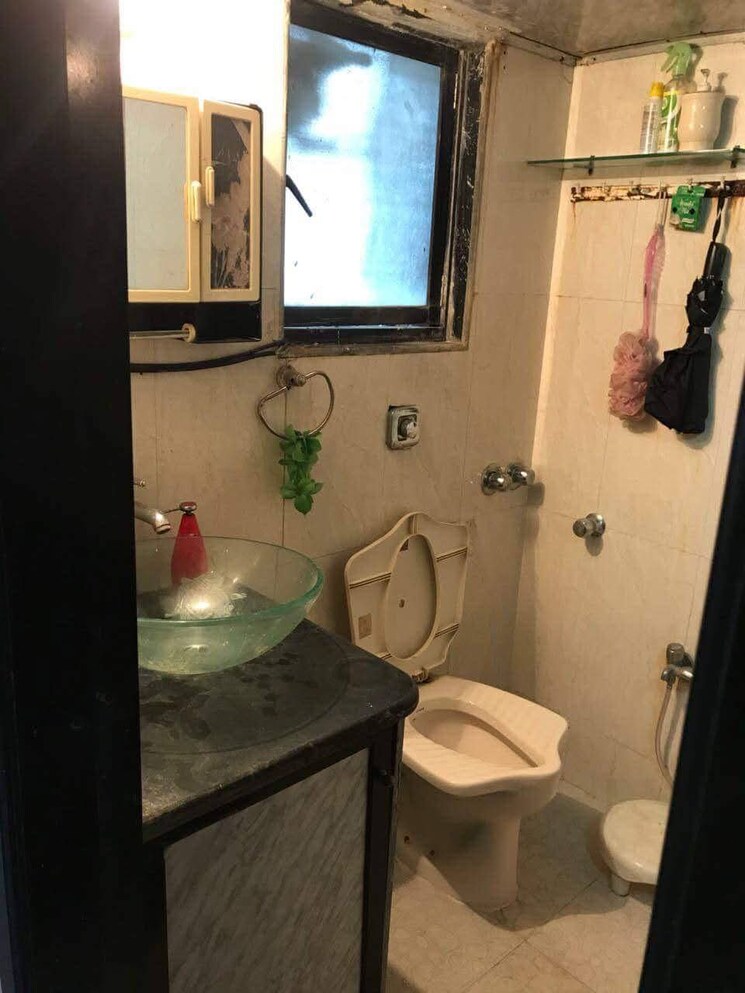 Bathroom, kaveri-chs-andheri-west 3.5 Bedroom 1200 Sq.Ft. Apartment In Andheri West Mumbai 8785410