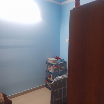 Room in 3.5 BHK Apartment at Mayur Vihar 1 – for Rent