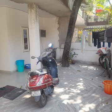 Parking in 3.5 BHK Apartment at Mayur Vihar 1 – for Rent