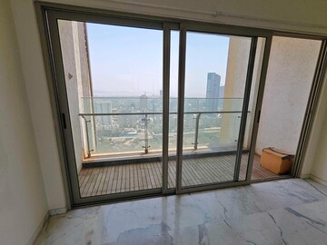 Room in 3 BHK Apartment at Lodha Bellissimo, Mahalaxmi – for Rent