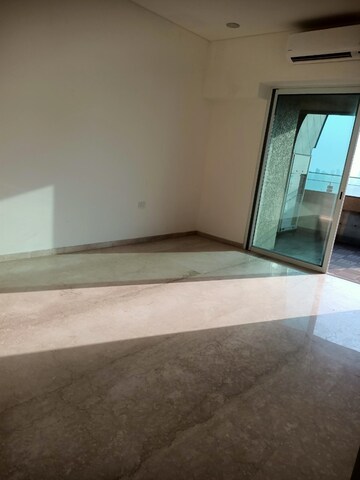 Room in 3 BHK Apartment at Lokhandwala Minerva Mahalaxmi, Mahalaxmi – for Rent