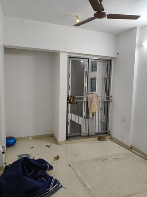 Room in 2 BHK Apartment at Kalpataru The Sunrise, Kolshet Road – for Sale