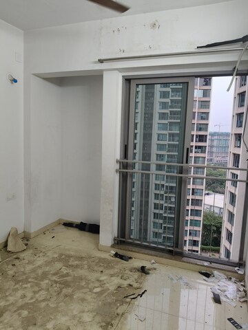 Room in 2 BHK Apartment at Kalpataru The Sunrise, Kolshet Road – for Sale