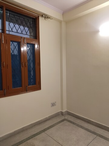Room in 1 BHK Apartment at Madanpur Khadar – for Rent