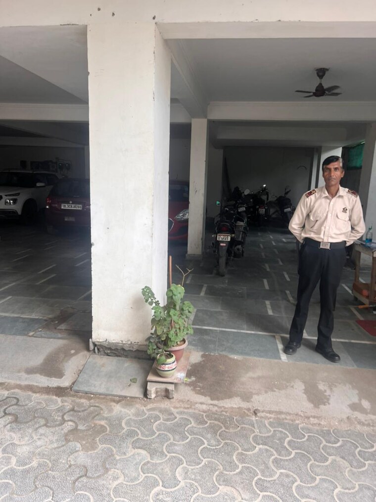  Parking, chandan hola 3 Bedroom 120 Sq.Yd. Apartment In Chandan Hola Delhi 8785647